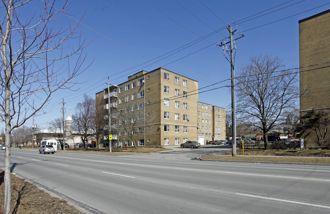 The Dunbarry Apartments in Toronto, ON - Building Photo