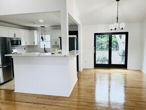 65 Hampton Ave in Mastic, NY - Foto de edificio - Building Photo