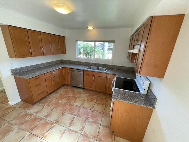 3745 Portofino Way in Santa Barbara, CA - Foto de edificio - Building Photo