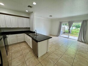 35 SE 3rd Ave in Hallandale Beach, FL - Foto de edificio - Building Photo