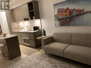 1 Yorkville Ave in Toronto, ON - Building Photo - Building Photo