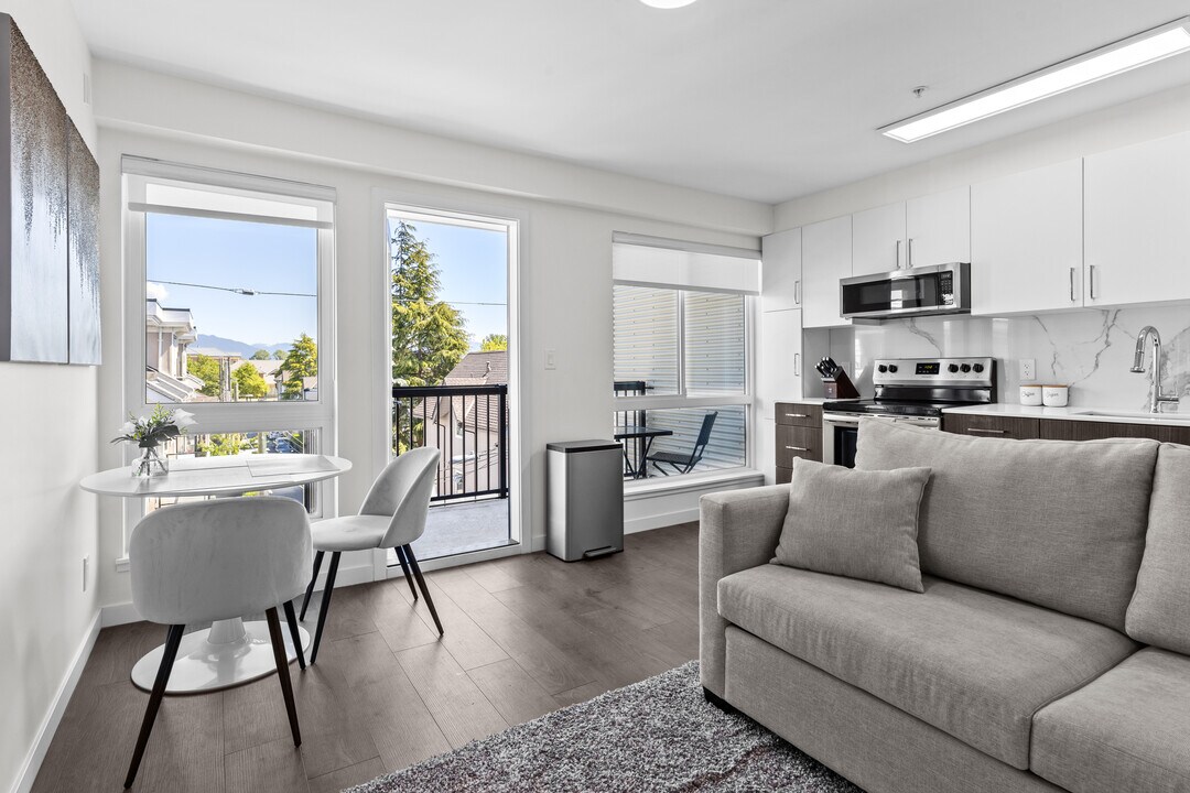 2551 Kingsway in Vancouver, BC - Building Photo