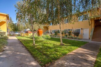 Birchwood Meadows in Sacramento, CA - Foto de edificio - Building Photo