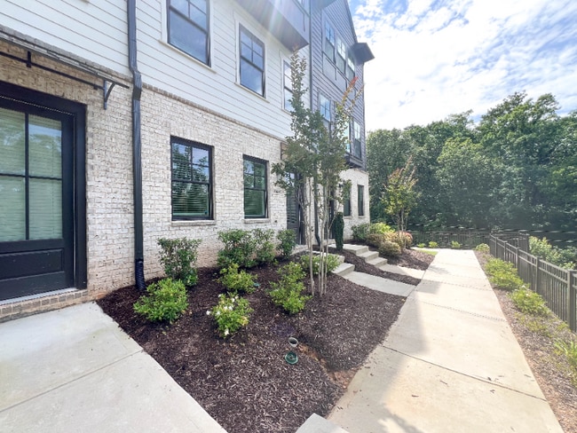 6605 Beacon Dr in Sandy Springs, GA - Foto de edificio - Building Photo