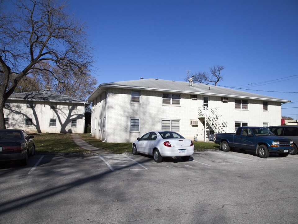 Harsunvest HKM - 5902-5906 Hickman Rd in Des Moines, IA - Building Photo