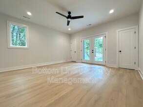 1352 Briar Creek Rd in Charlotte, NC - Foto de edificio - Building Photo