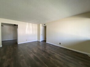 2609 W Griffith Way in Fresno, CA - Building Photo - Building Photo