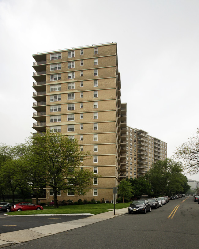 Northbridge Park in Fort Lee, NJ - Building Photo - Building Photo