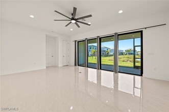 20463 Estero Xing Blvd in Estero, FL - Foto de edificio - Building Photo