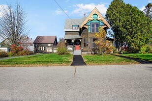 19 Pine St in Haverhill, NH - Building Photo