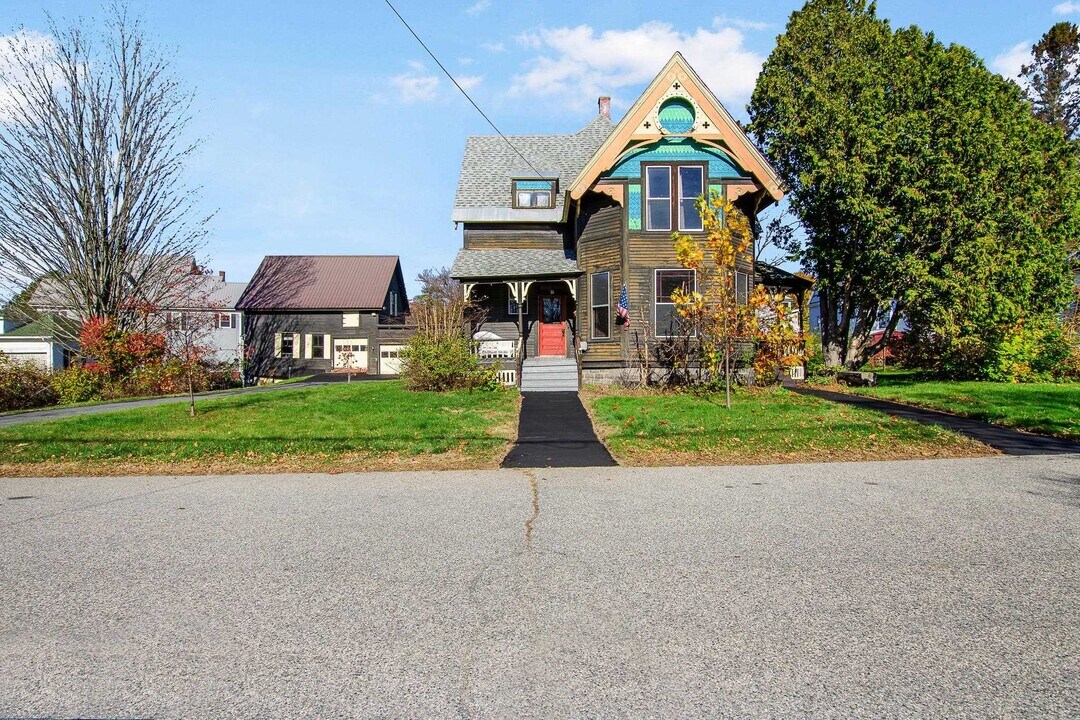 19 Pine St in Haverhill, NH - Building Photo