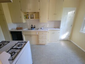 1252 N Gardner St, Unit Guest House 1252 1/2 in West Hollywood, CA - Building Photo