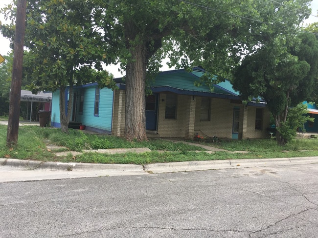 property at 816 E Navarro St