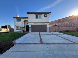 2600 W Picadilly Way in Anaheim, CA - Building Photo