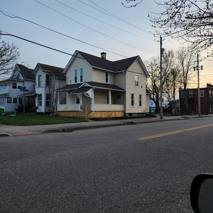 212 1st St NW, Unit first lower in Barberton, OH - Foto de edificio