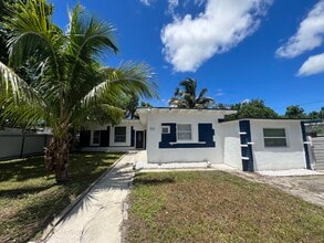 323 NW 108th St, Unit 2 in Miami, FL - Building Photo - Building Photo