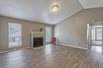 Hampton Court in Garland, TX - Building Photo - Interior Photo