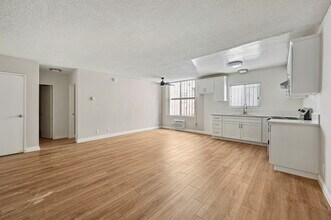 Kenmore Apartments in Los Angeles, CA - Building Photo - Interior Photo