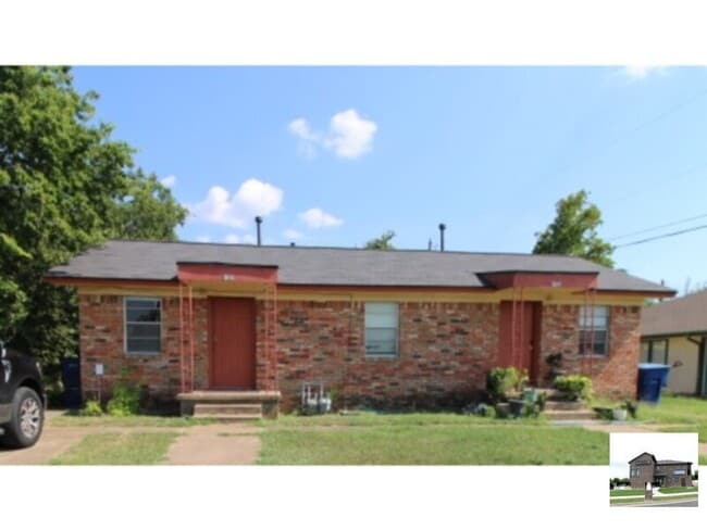 property at 806 Hackberry St
