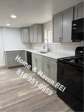 10503 E Scarritt Ave in Sugar Creek, MO - Foto de edificio - Building Photo