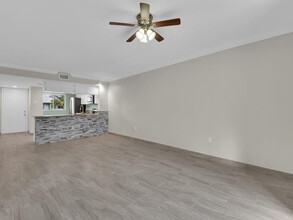 140 Cypress Way E, Unit 606 in Naples, FL - Foto de edificio - Building Photo