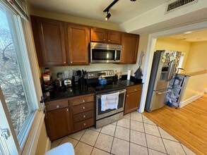 208 Holland St, Unit 2 in Somerville, MA - Building Photo - Building Photo