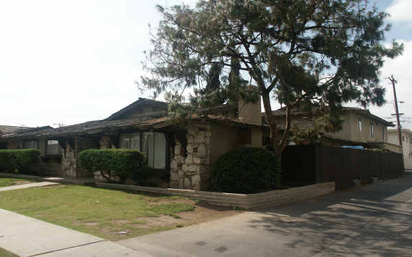 1532-1534 E Benmore Ln in Anaheim, CA - Building Photo