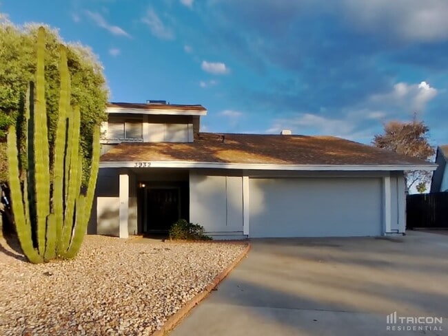 3932 W Gelding Dr in Phoenix, AZ - Building Photo - Building Photo