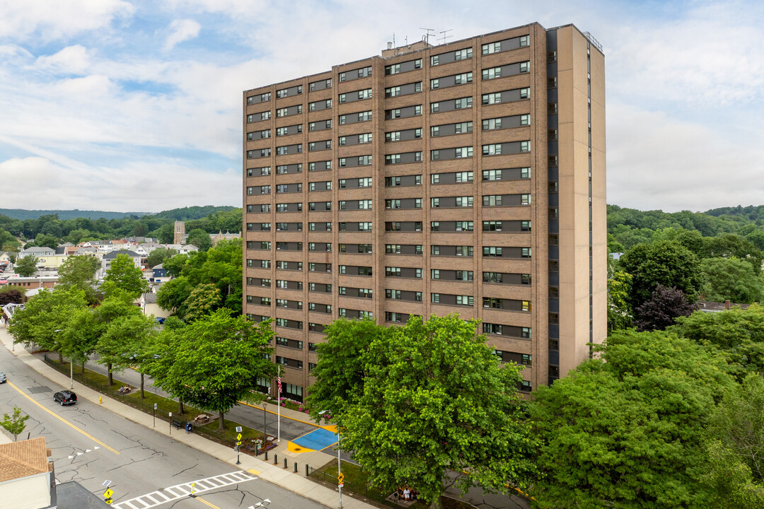 Elm Park Tower in Worcester, MA - Foto de edificio