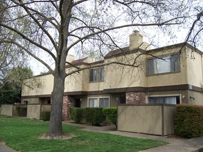 Silver Creek Townhomes in Rancho Cordova, CA - Building Photo - Building Photo