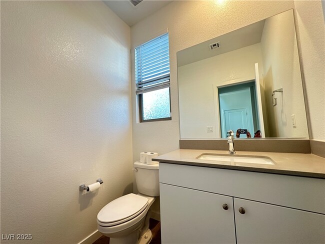 6932 Boulder Canyon St in North Las Vegas, NV - Foto de edificio - Building Photo