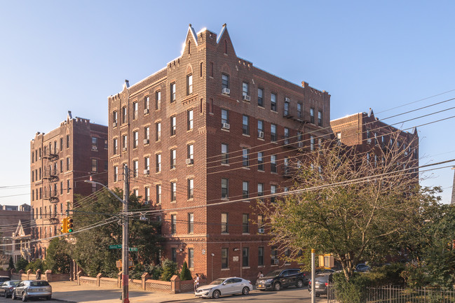 85-50 Forest Parkway in Woodhaven, NY - Foto de edificio - Building Photo
