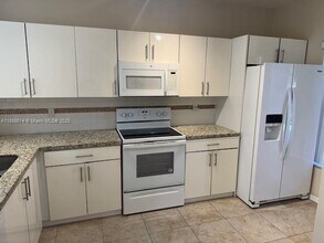 12122 SW 2nd St in Pembroke Pines, FL - Foto de edificio - Building Photo