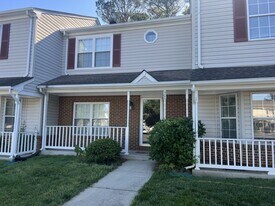 406 Crescent Ct in Yorktown, VA - Building Photo