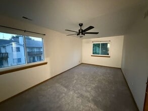 320 Newport Ln in Bartlett, IL - Building Photo - Building Photo