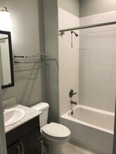 1551 E Main St, Unit Apt 3 in Lake Charles, LA - Foto de edificio - Building Photo