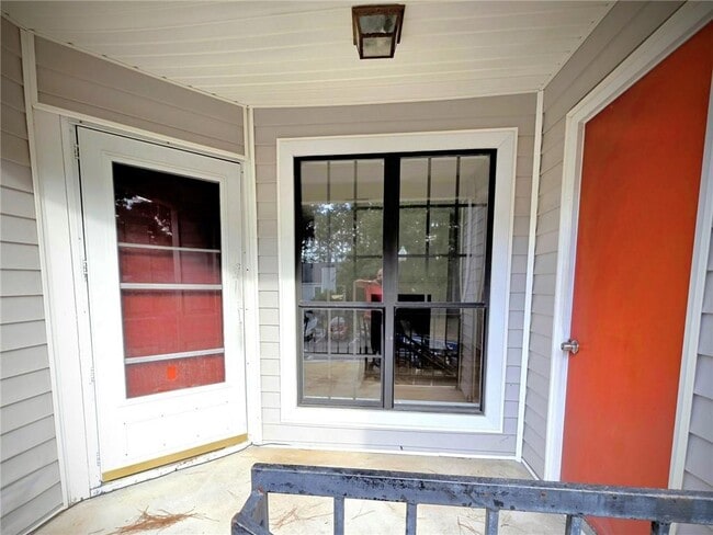 590 Windchase Ln in Stone Mountain, GA - Foto de edificio - Building Photo