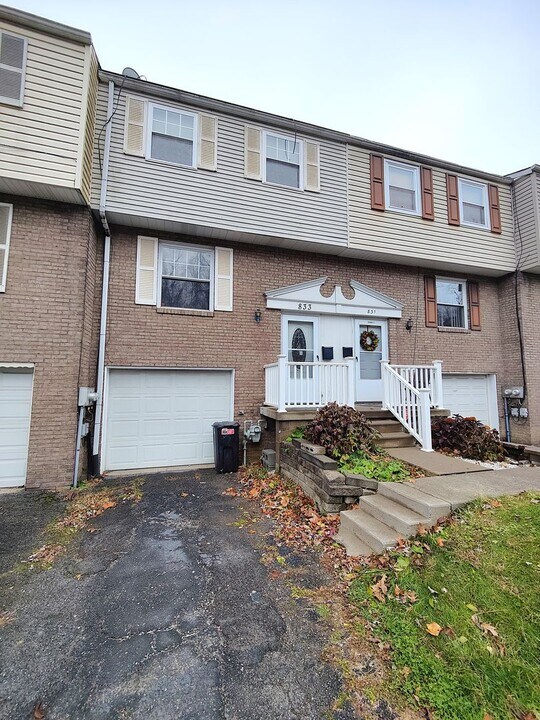 833 Blackberry St in West Mifflin, PA - Building Photo