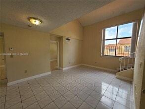 2710 W 60th Pl in Hialeah, FL - Foto de edificio - Building Photo