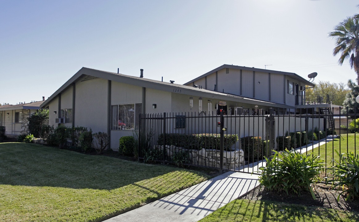 1245 W 4th St in Ontario, CA - Foto de edificio