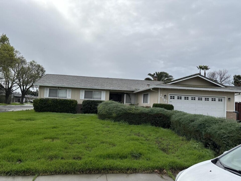2902 Litchfield Dr in Stockton, CA - Building Photo