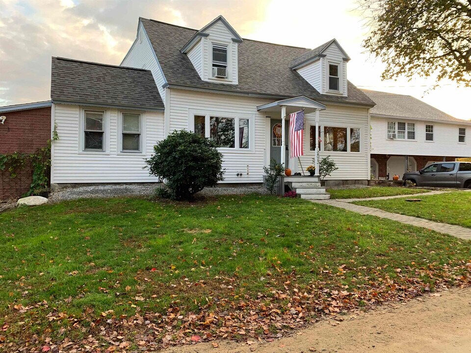293 Bear Hill Rd in Loudon, NH - Building Photo