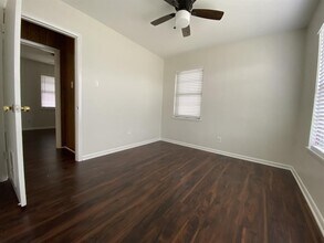 2411 Montopolis Dr in Austin, TX - Building Photo - Building Photo