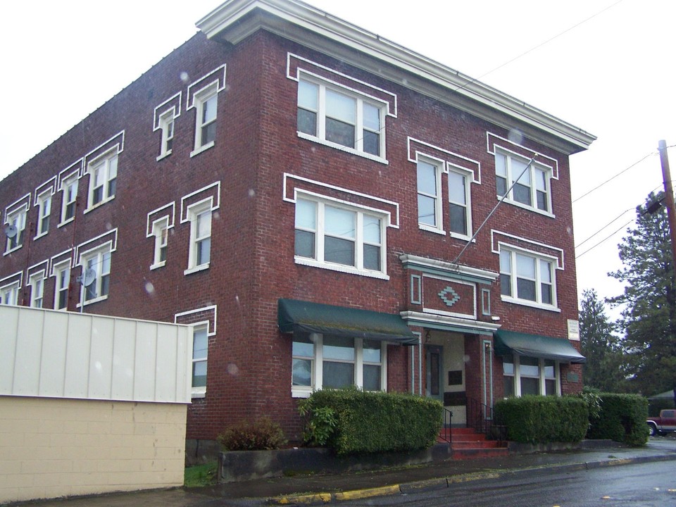 Grand View Apartments in Kelso, WA - Building Photo