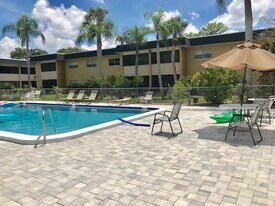 5507 Fountain Lake Cir in Bradenton, FL - Building Photo