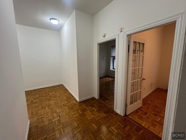 922 3rd Ave in New York, NY - Building Photo - Building Photo