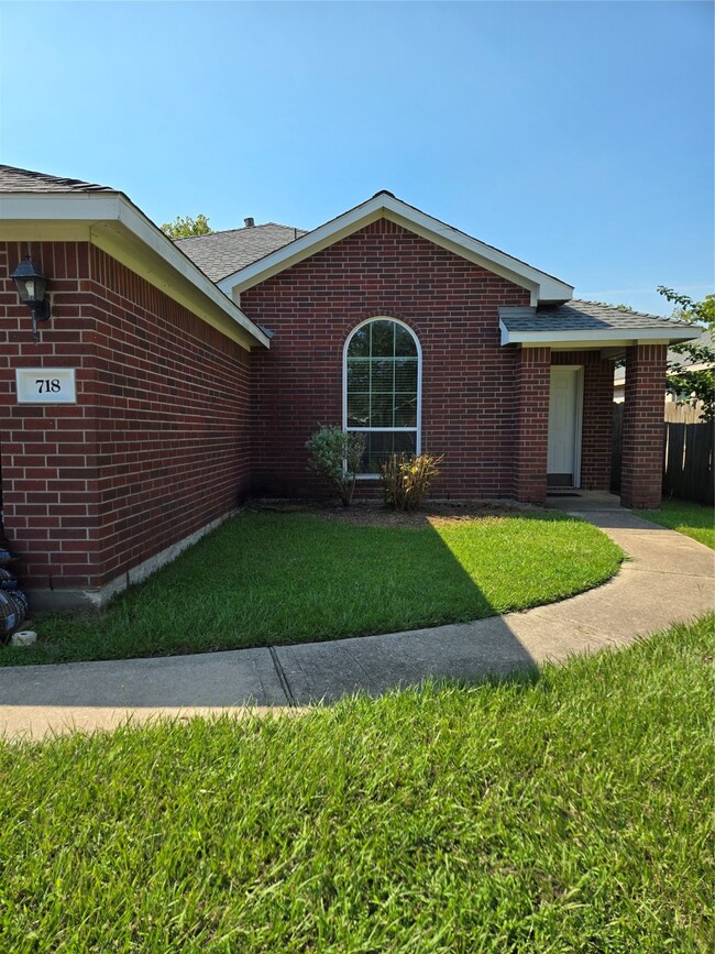 property at 718 Chase View Dr