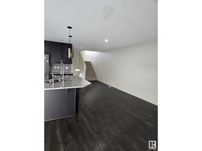 2430 Cassidy Way SW in Edmonton, AB - Building Photo - Building Photo