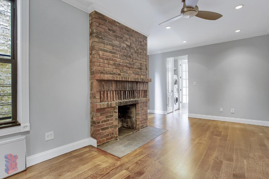 209 E 25th St in New York, NY - Building Photo