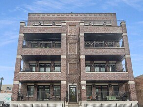 1356 W Grand Ave, Unit 2E in Chicago, IL - Building Photo - Building Photo